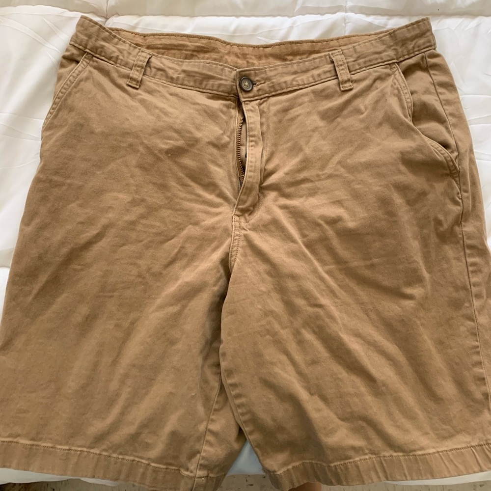 Men’s khaki shorts